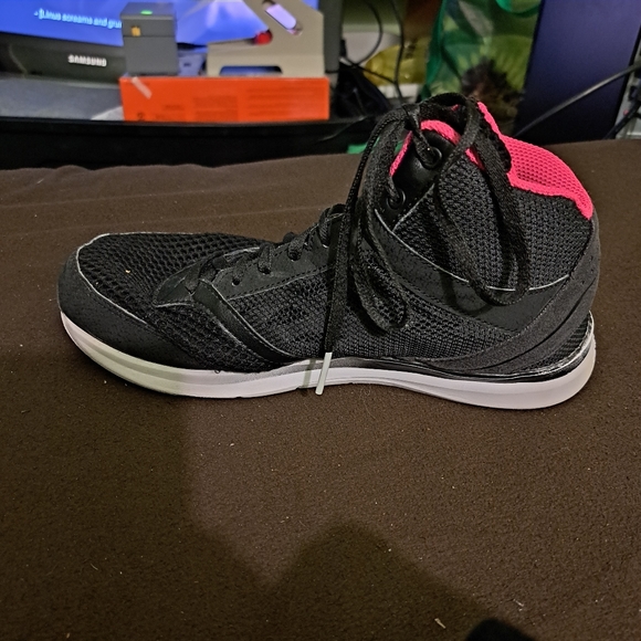 Reebok Women's High Cut Runners - Picture 2 of 10